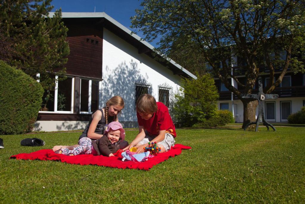 Haus Chiemgau - Kolping-Familienhotel Teisendorf Exterior foto